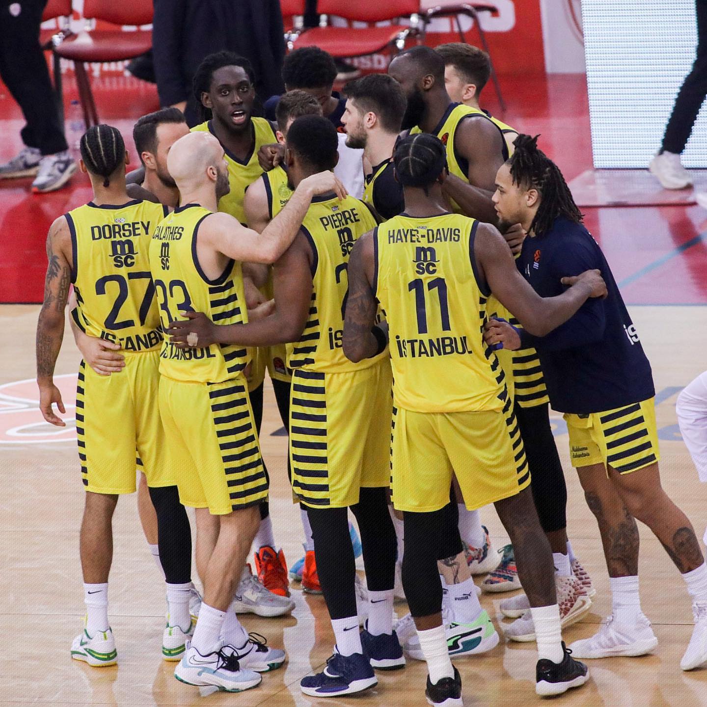 皇马帅位不稳，阿隆索可能被解雇，阿韦罗亚或成替代者，球员与主帅责任争议。（皇马帅位动荡，阿隆索恐下课，阿韦罗亚有望接任，球队责任归属引争议）