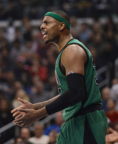 西甲发布冬季新款比赛用球：荧光黄配色，纹理致敬赛车运动（西甲推出冬季比赛用新球：荧光黄主色，纹理灵感致敬赛车运动）