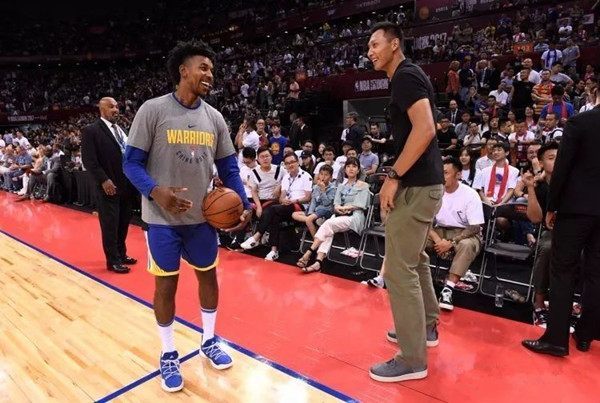 太阳报：麦克托米奈领意甲最佳球员奖，被女友透视着装抢风头（太阳报：麦克托米奈获意甲年度最佳，女友透视造型抢镜）