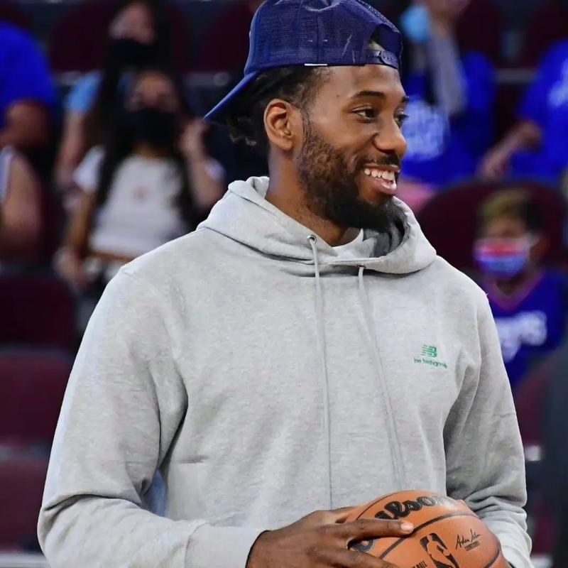 中超赛场争议判罚：VAR判罚引发讨论,（中超判罚风波：VAR介入引发热议）